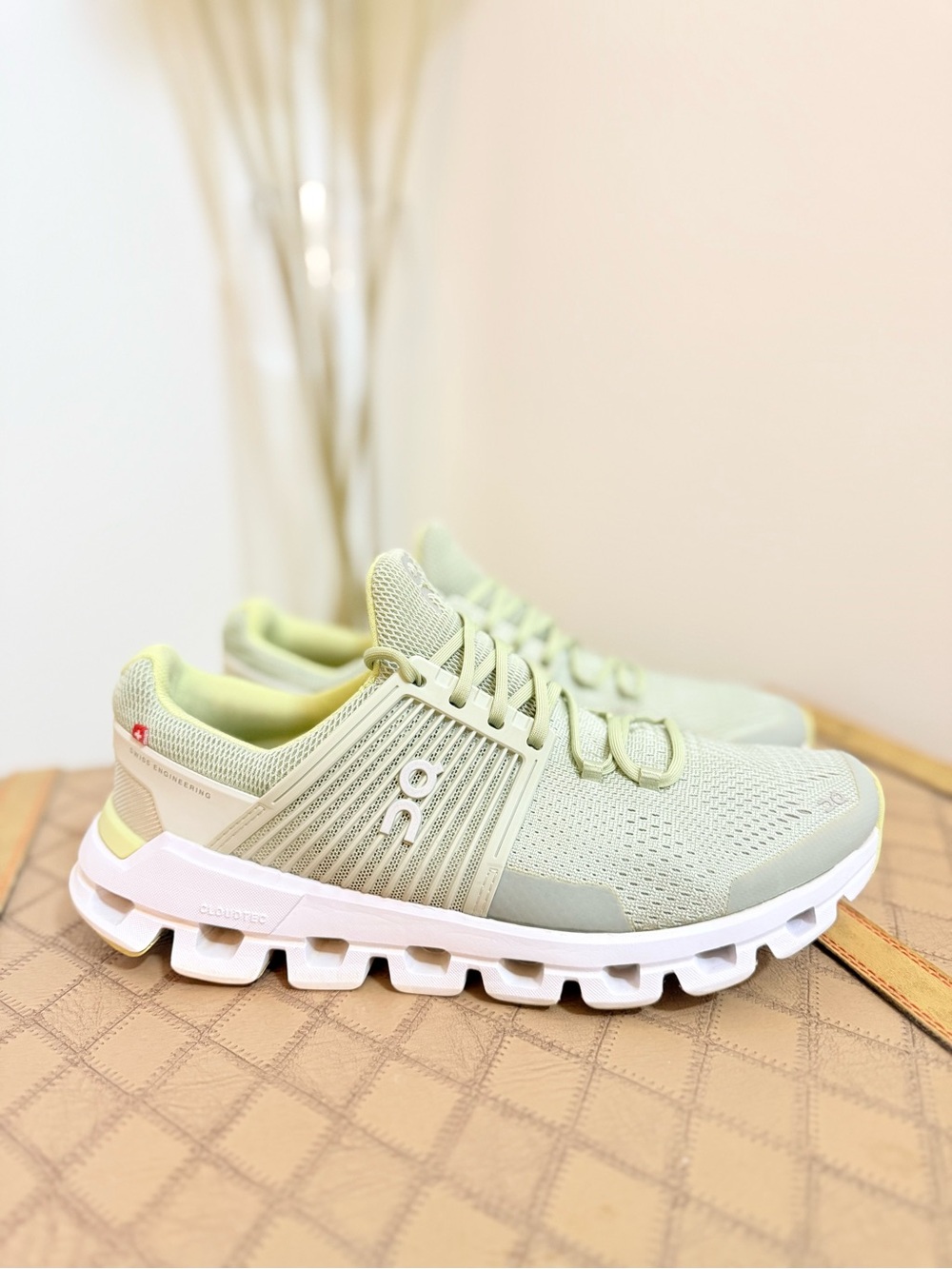 🌾 On Cloudswift Women's Athletic Shoes Green US 9 Like New
